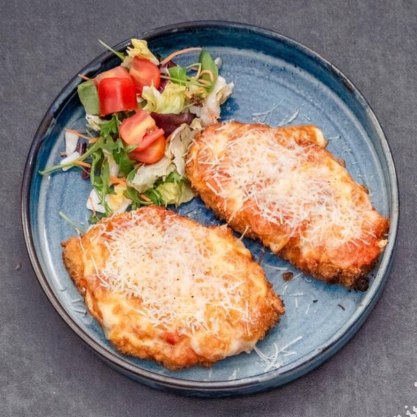 Șnițel de pui gratinat cu sos de roșii și mozzarella